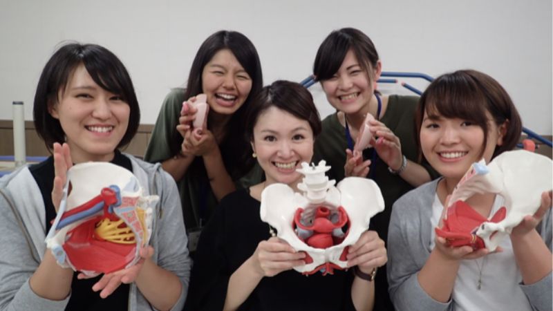 高崎健康福祉大学の卒業生とゼミ生と一緒に写真